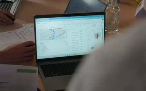 20261021 afbeelding wit gebruikersdag schouder laptop